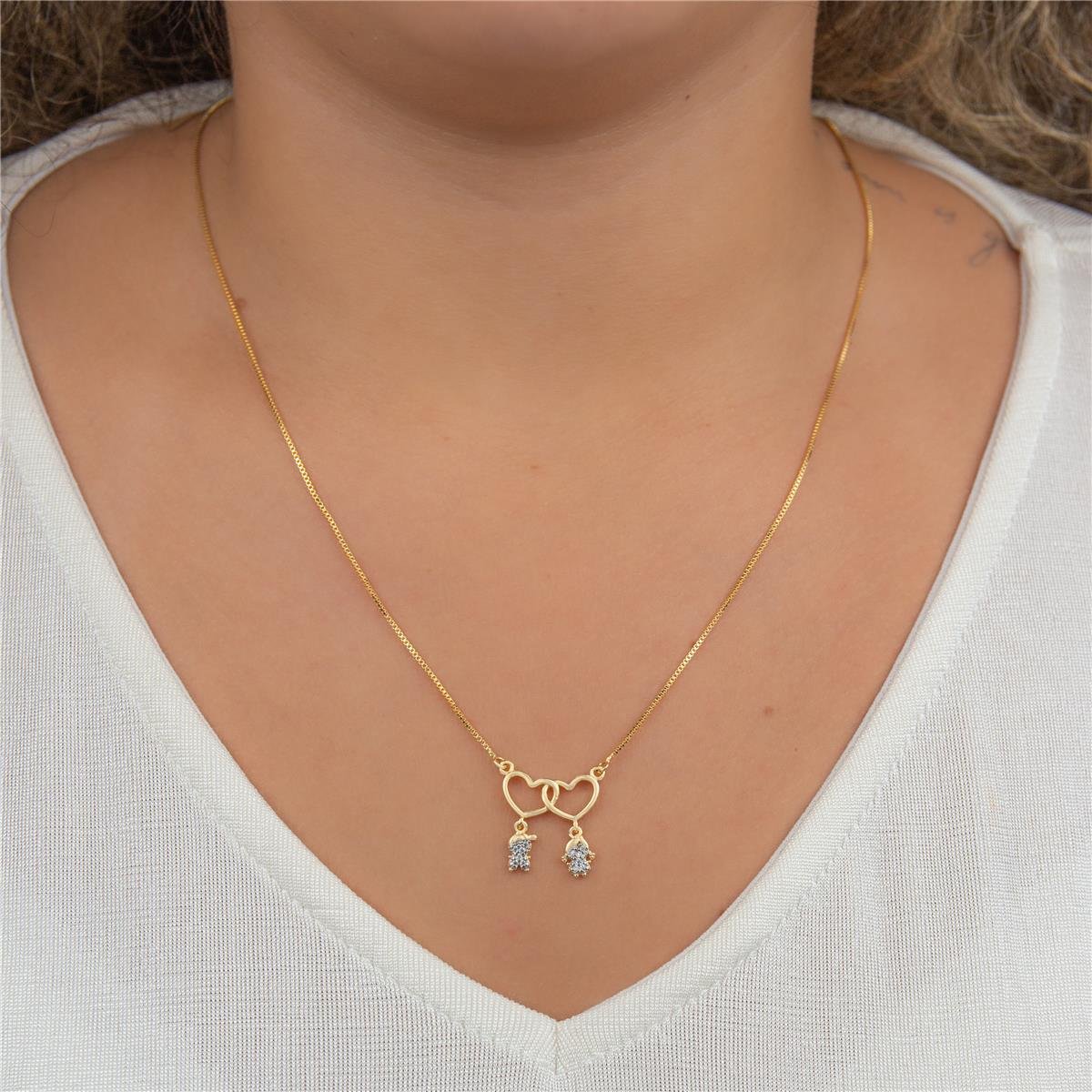 CORDÃO FOLHEADO A OURO COM CORAÇÕES COM MENINA E MENINO DE ZIRCÔNIAS 