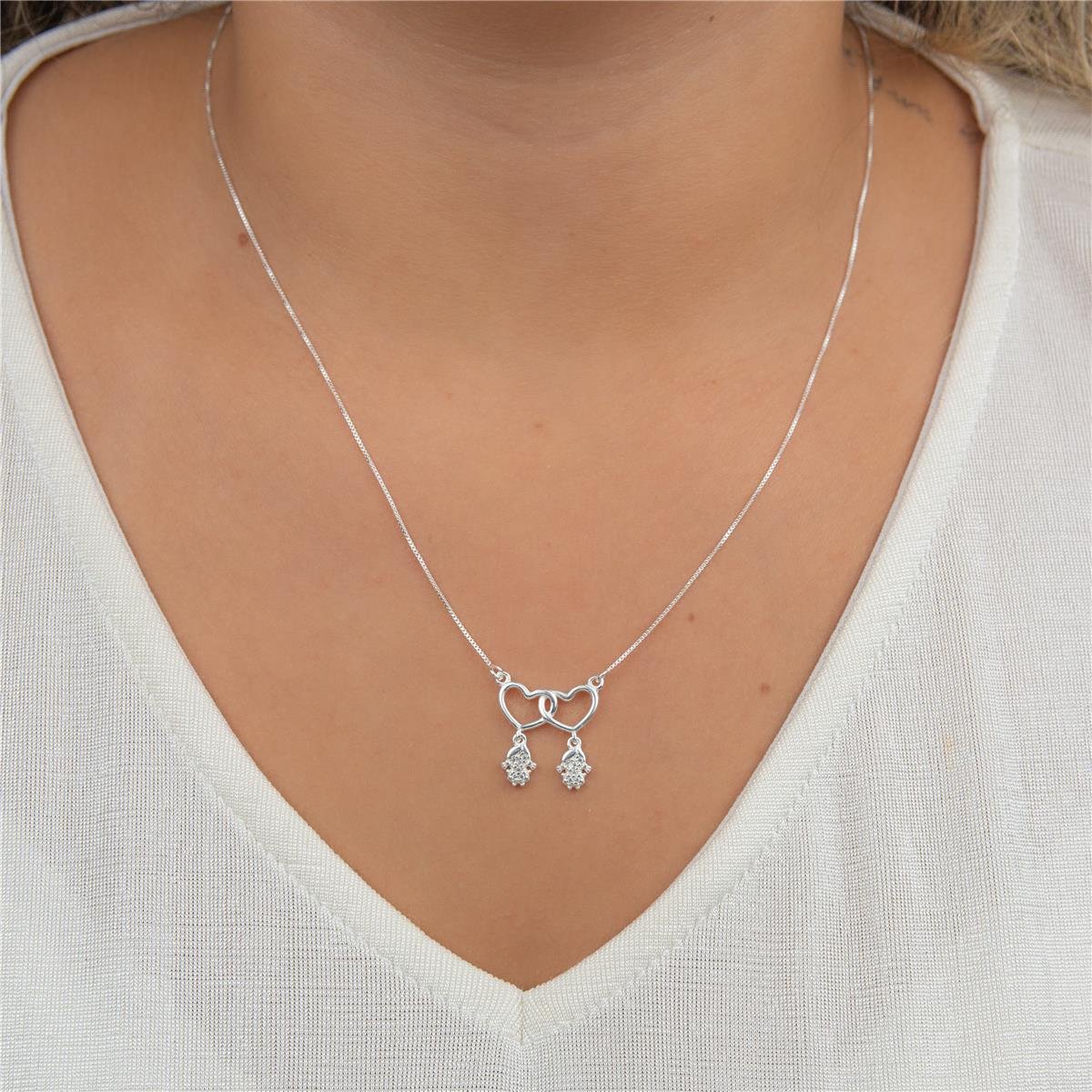 COLAR PRATA 2 CORAÇÕES LISOS COM 2 MENINAS DE ZIRCÔNIAS