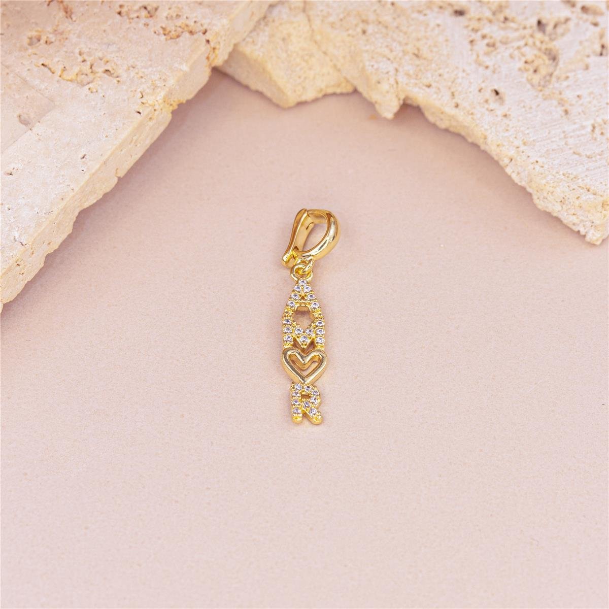 PINGENTE FOLHEADO A OURO AMOR DE ZIRCÔNIAS E CORAÇÃO