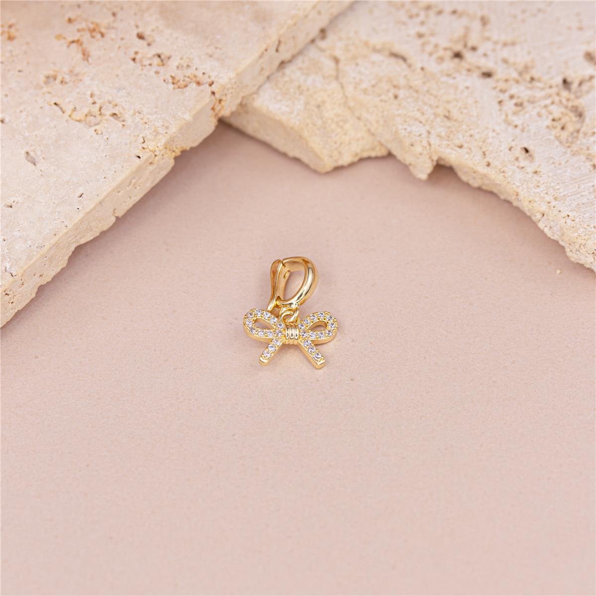 PINGENTE FOLHEADO A OURO LAÇO DE ZIRCÔNIAS COM FECHO DE CLIQUE