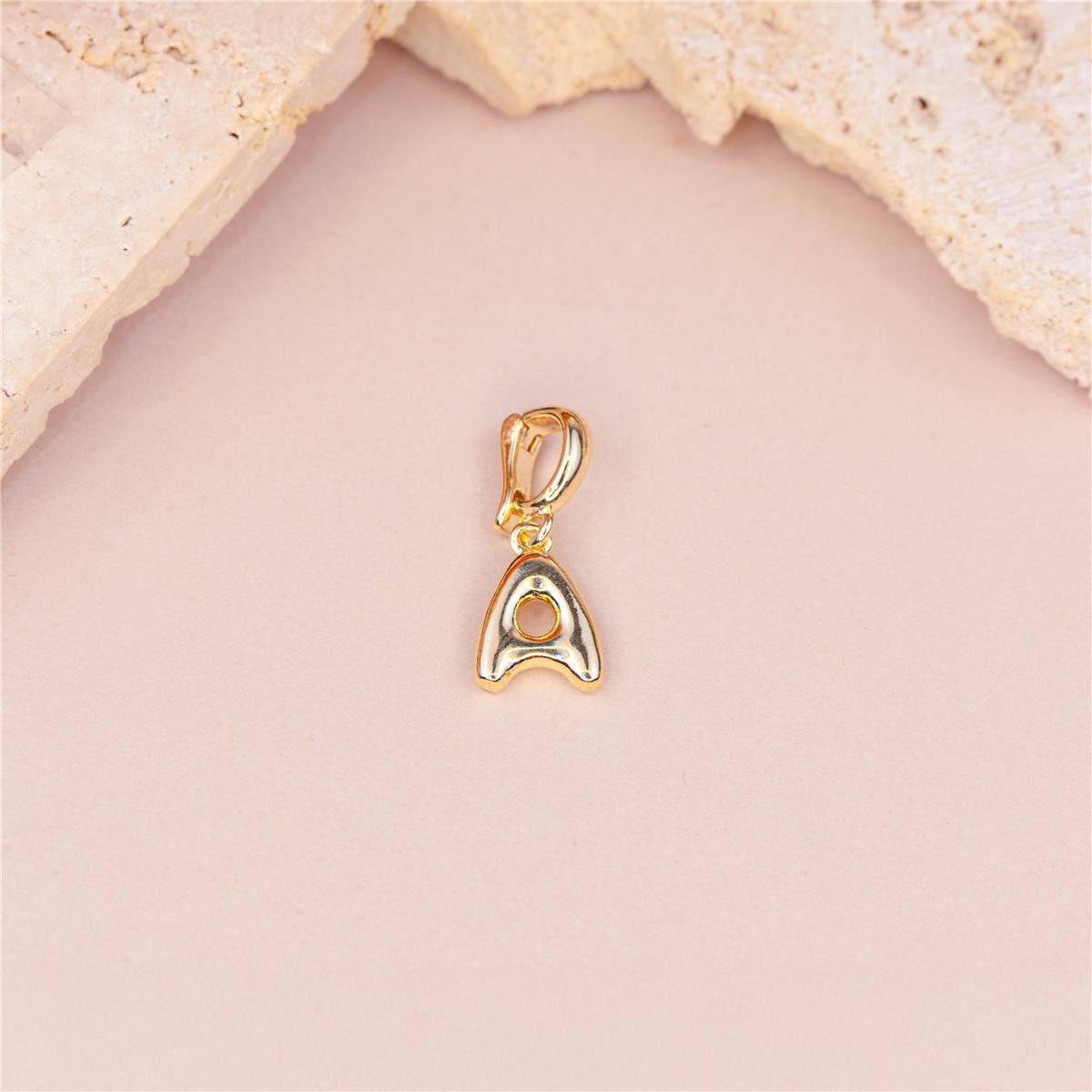 PINGENTE FOLHEADO A OURO LETRA LISA COM FECHO DE CLIQUE 