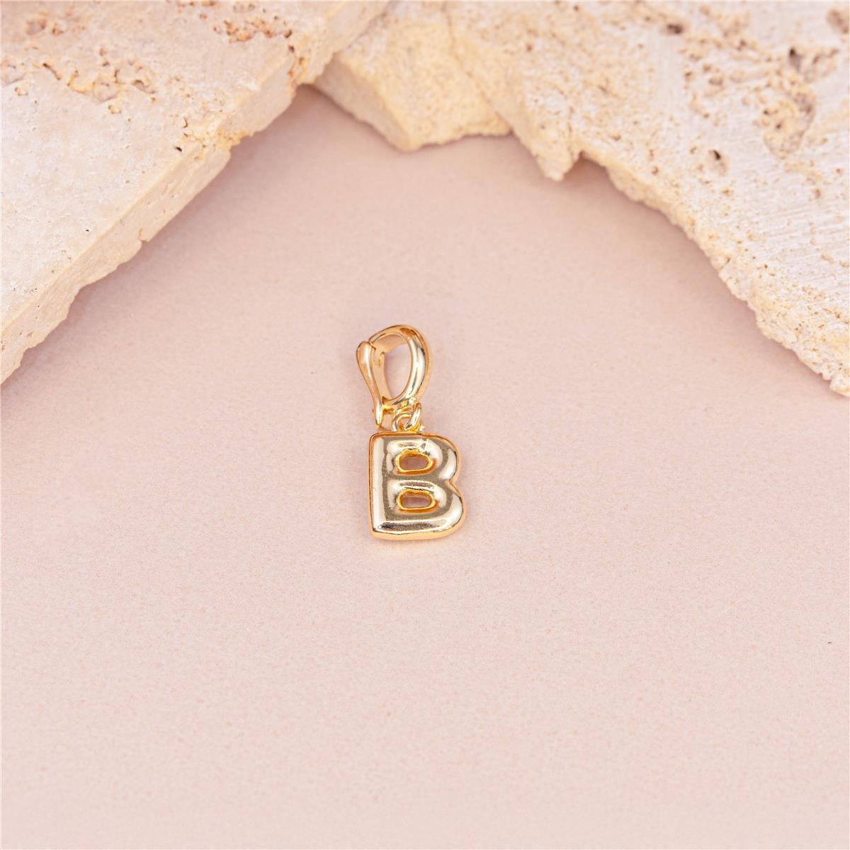 PINGENTE FOLHEADO A OURO LETRA LISA COM FECHO DE CLIQUE 