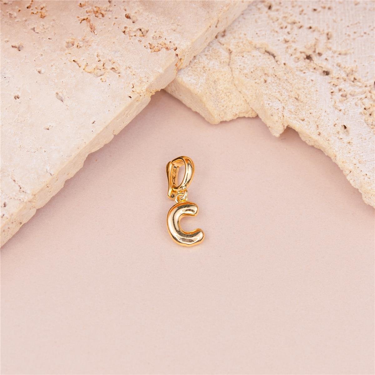 PINGENTE FOLHEADO A OURO LETRA LISA COM FECHO DE CLIQUE 