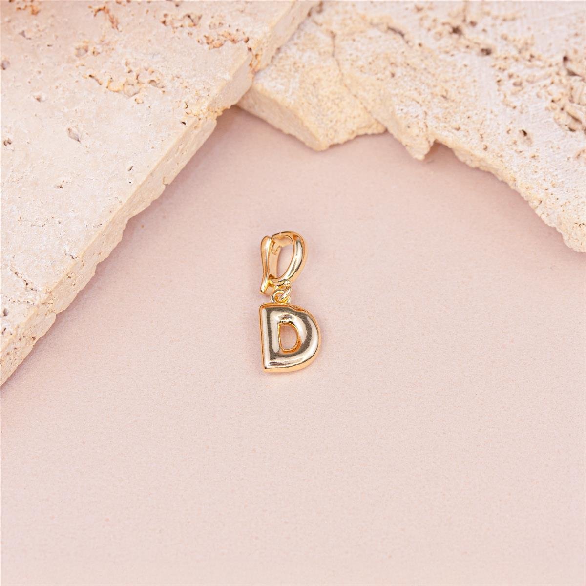 PINGENTE FOLHEADO A OURO LETRA LISA COM FECHO DE CLIQUE 