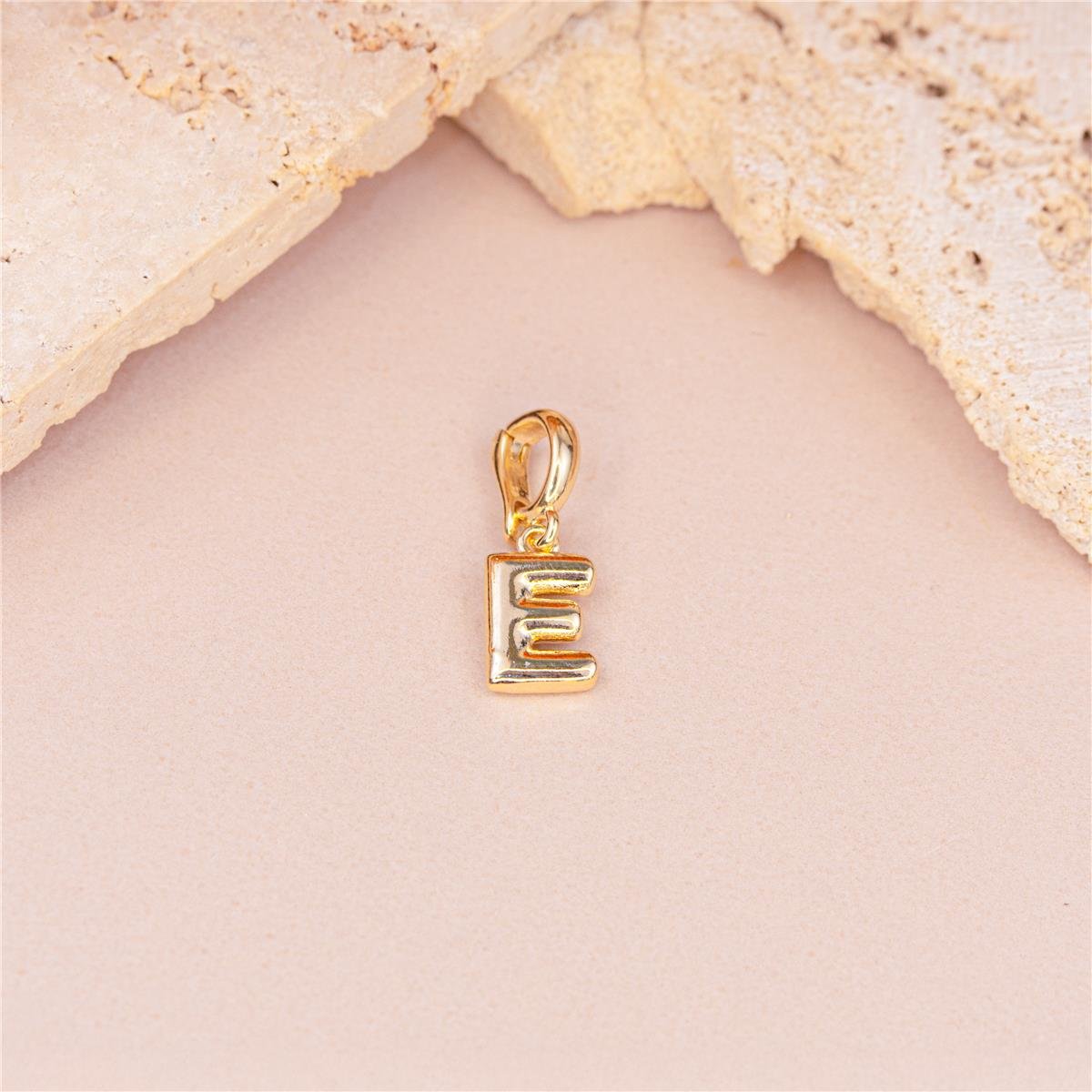 PINGENTE FOLHEADO A OURO LETRA LISA COM FECHO DE CLIQUE 