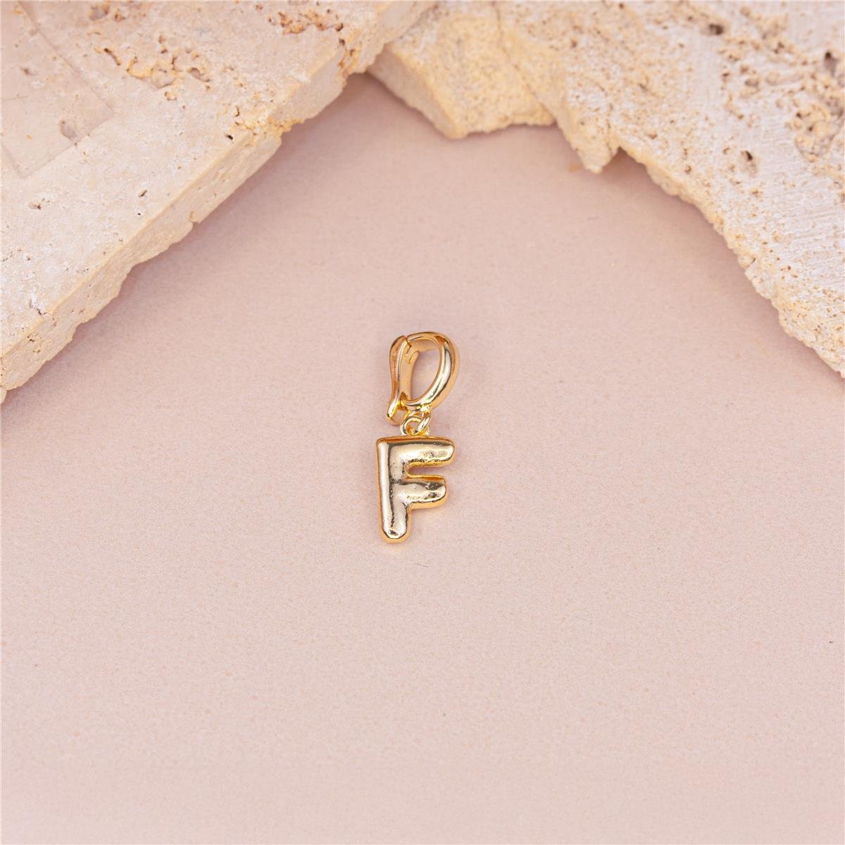 PINGENTE FOLHEADO A OURO LETRA LISA COM FECHO DE CLIQUE 