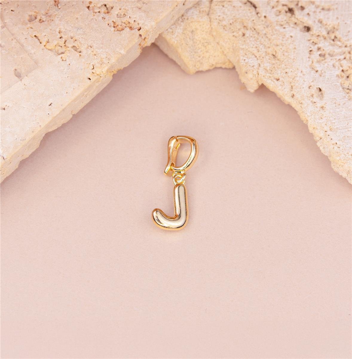 PINGENTE FOLHEADO A OURO LETRA LISA COM FECHO DE CLIQUE 