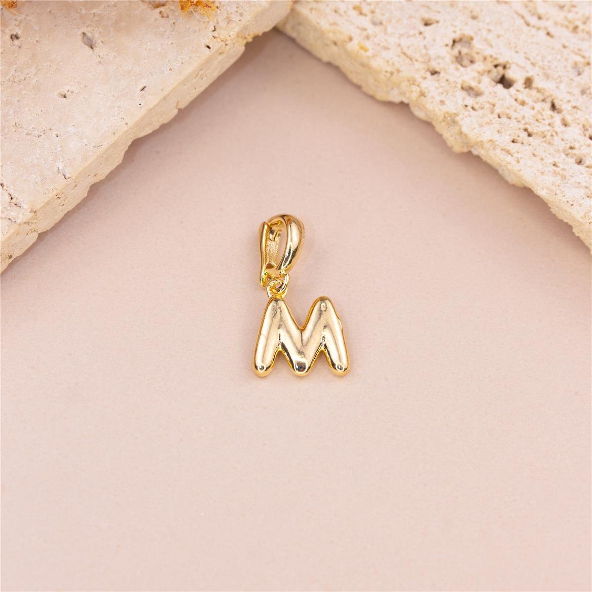 PINGENTE FOLHEADO A OURO LETRA LISA COM FECHO DE CLIQUE 