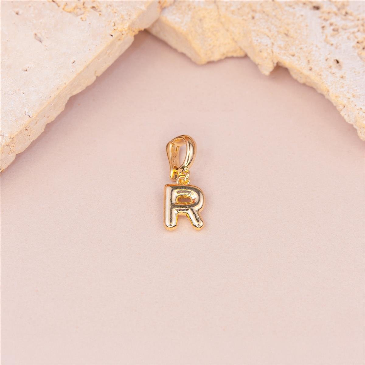 PINGENTE FOLHEADO A OURO LETRA LISA COM FECHO DE CLIQUE 