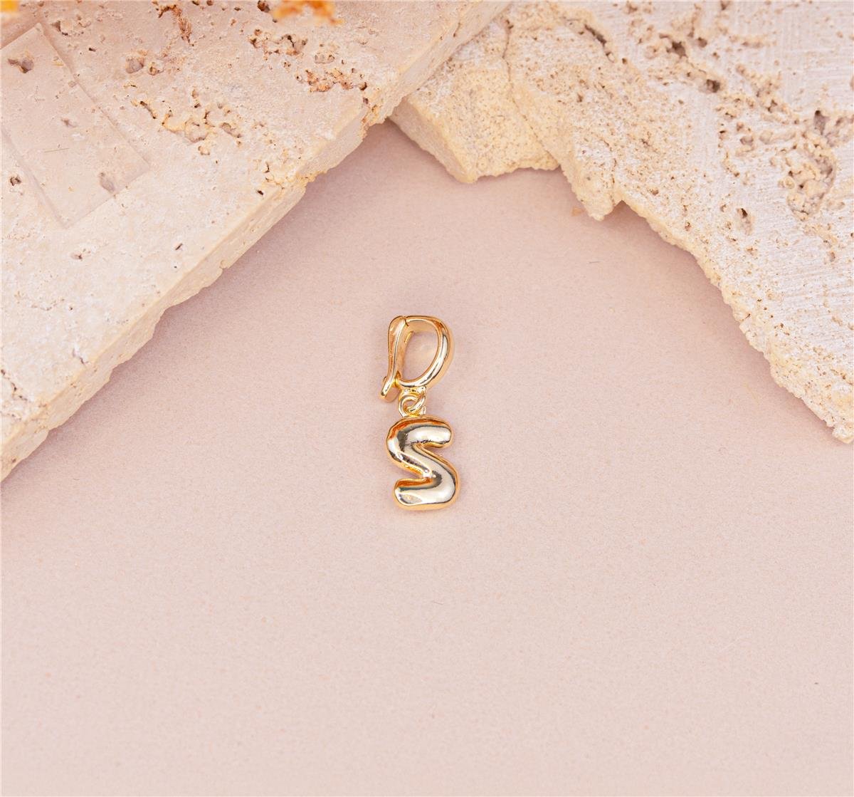 PINGENTE FOLHEADO A OURO LETRA LISA COM FECHO DE CLIQUE 