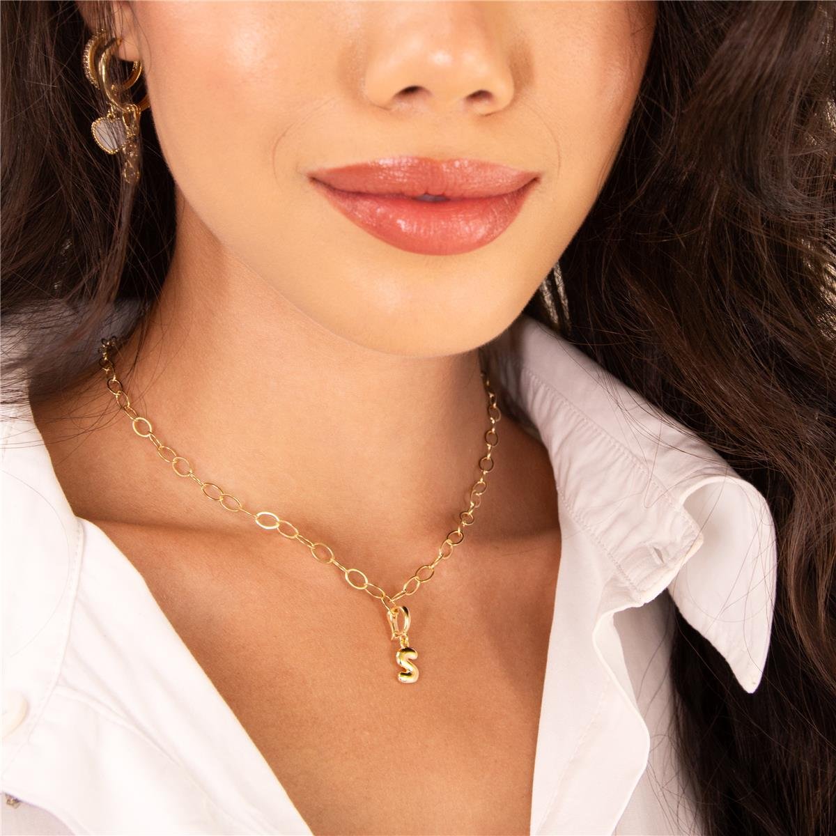 PINGENTE FOLHEADO A OURO LETRA LISA COM FECHO DE CLIQUE 