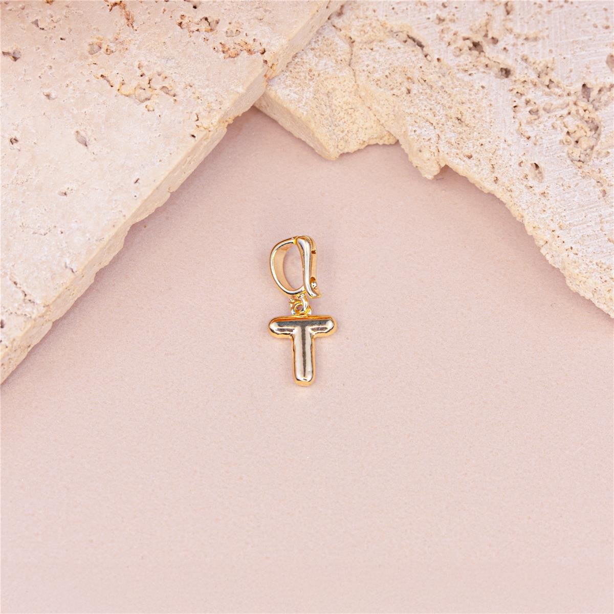 PINGENTE FOLHEADO A OURO LETRA LISA COM FECHO DE CLIQUE 