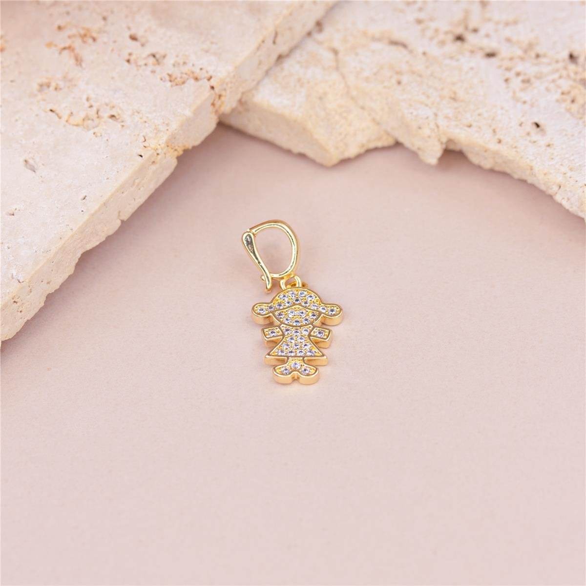 PINGENTE FOLHEADO A OURO MENINA DE ZIRCÔNIAS