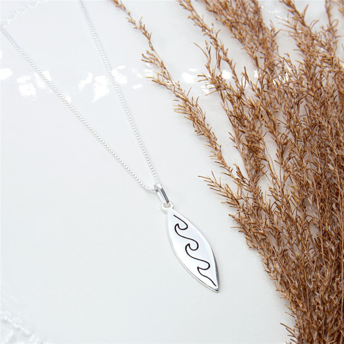 COLAR PRATA VENEZIANO COM PRANCHE COM ONDAS EM RESINA