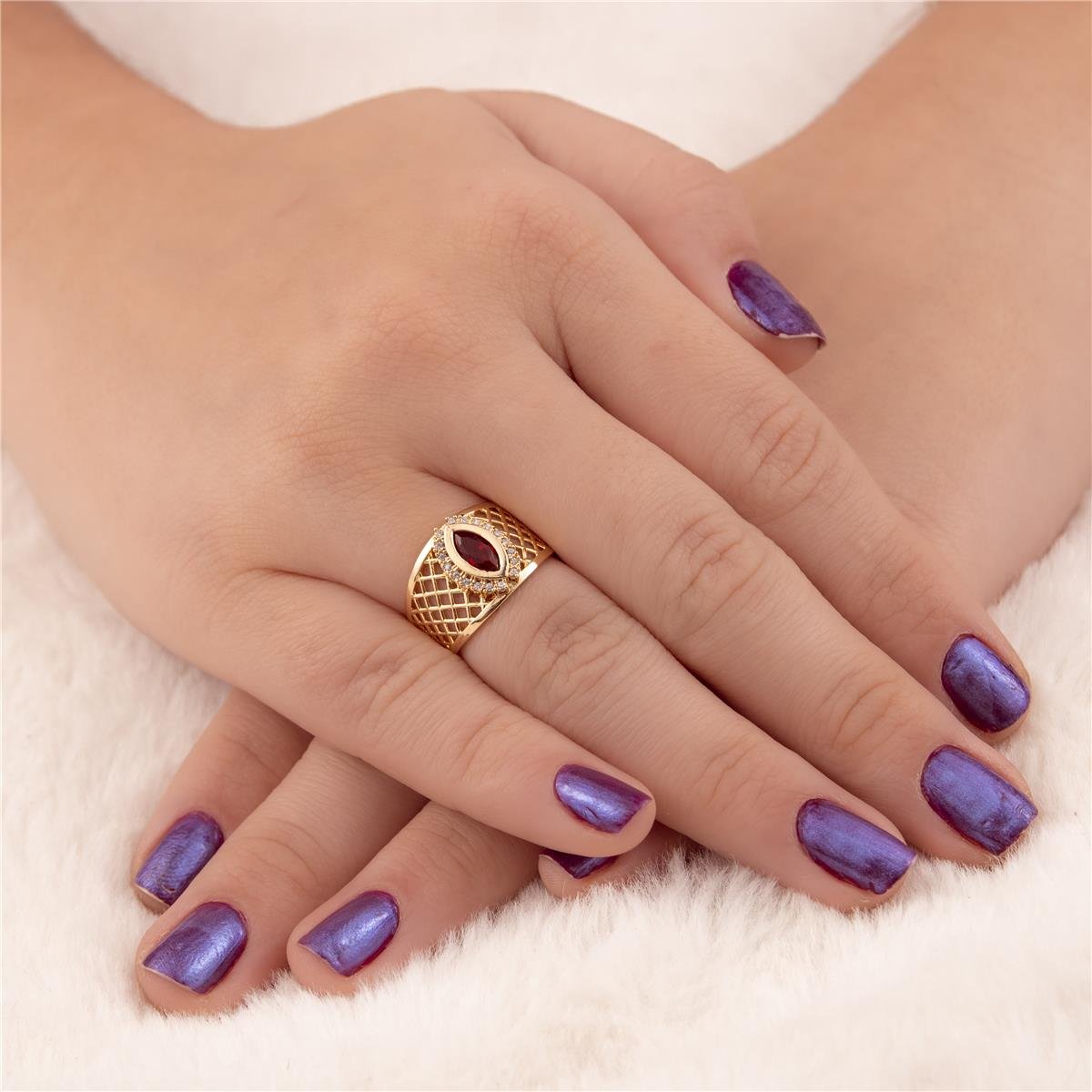 ANEL FOLHEADO A OURO COM VAZADOS E NAVETE DE ZIRCÔNIA 