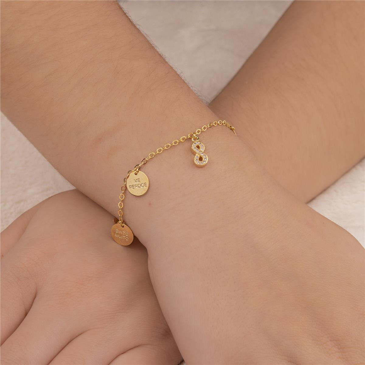 PULSEIRA FOLHEADO A OURO COM INFINITO DE ZIRCÔNIAS E MEDALHAS