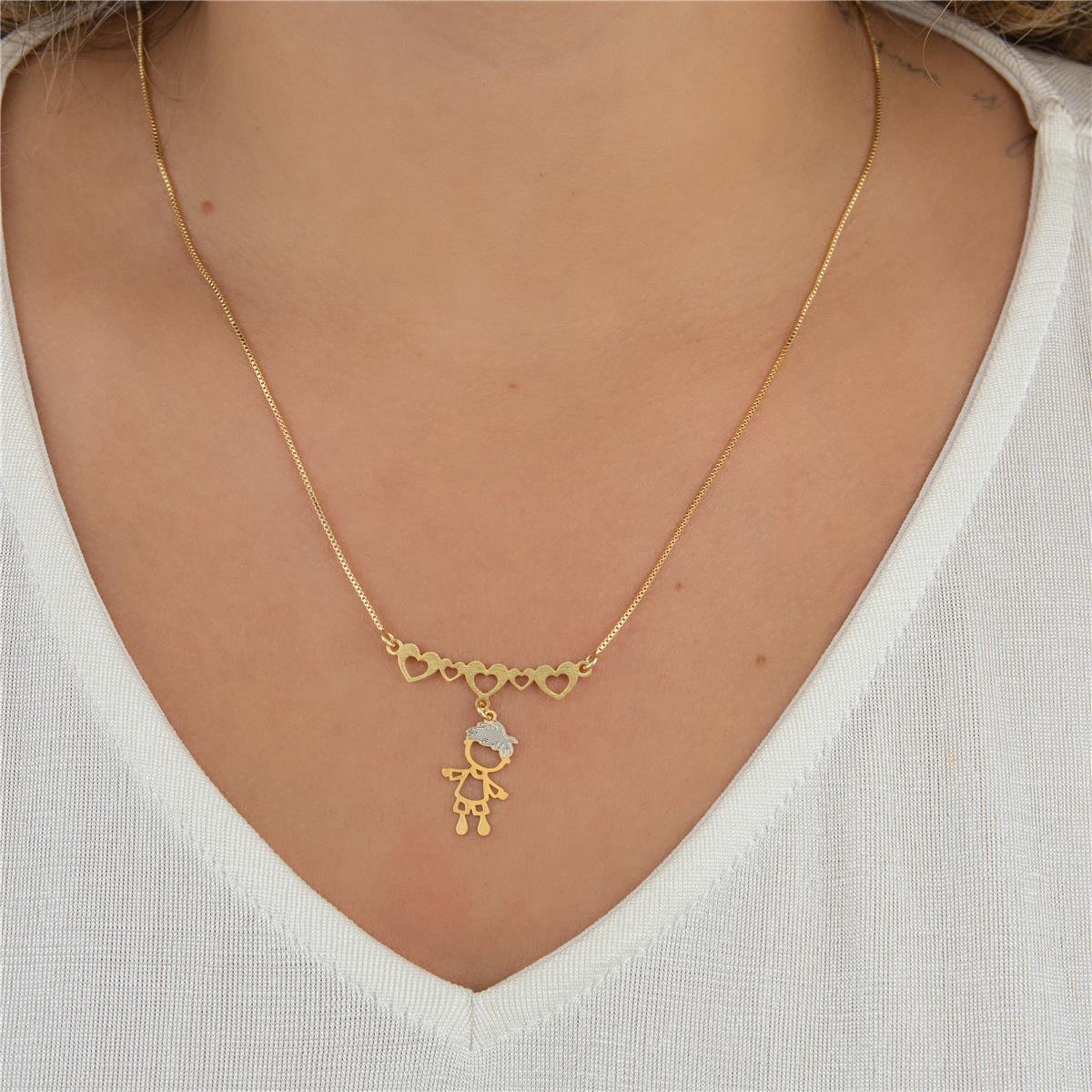 COLAR FOLHEADO A OURO COM CORAÇÕES E MENINO 