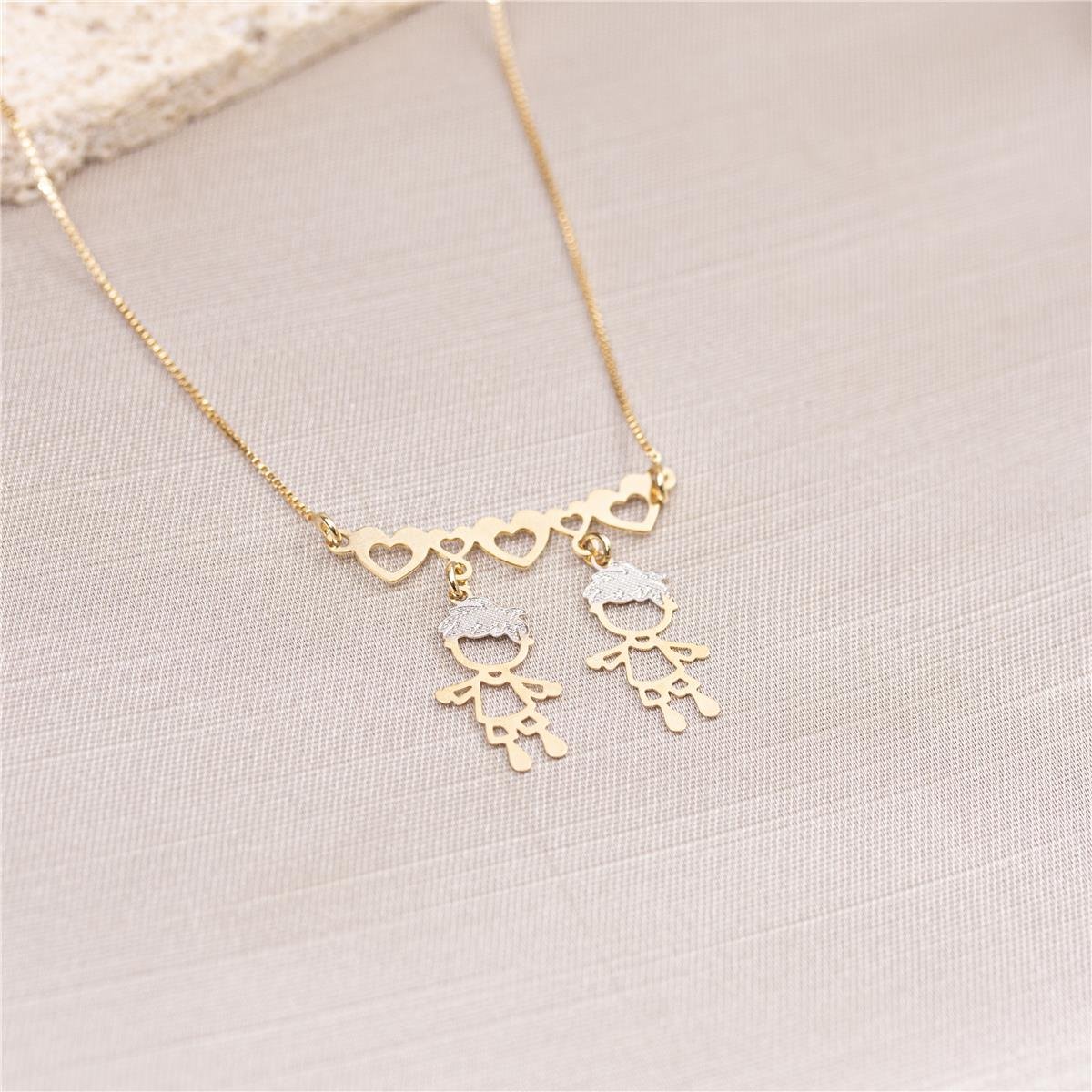 COLAR FOLHEADO A OURO CORAÇÕES VAZADOS COM MENINOS