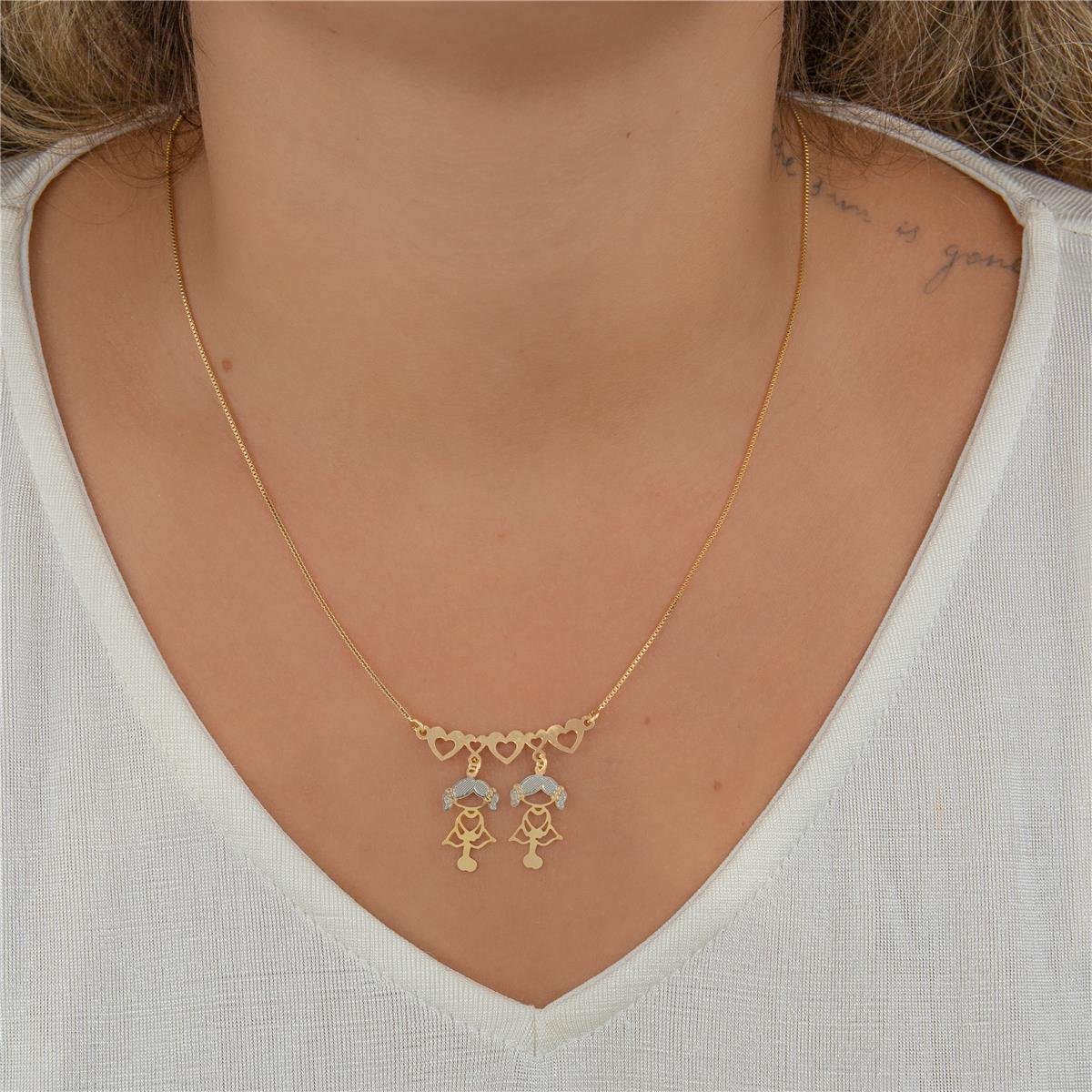 COLAR FOLHEADO A OURO COM CORAÇÕES E 2 MENINAS