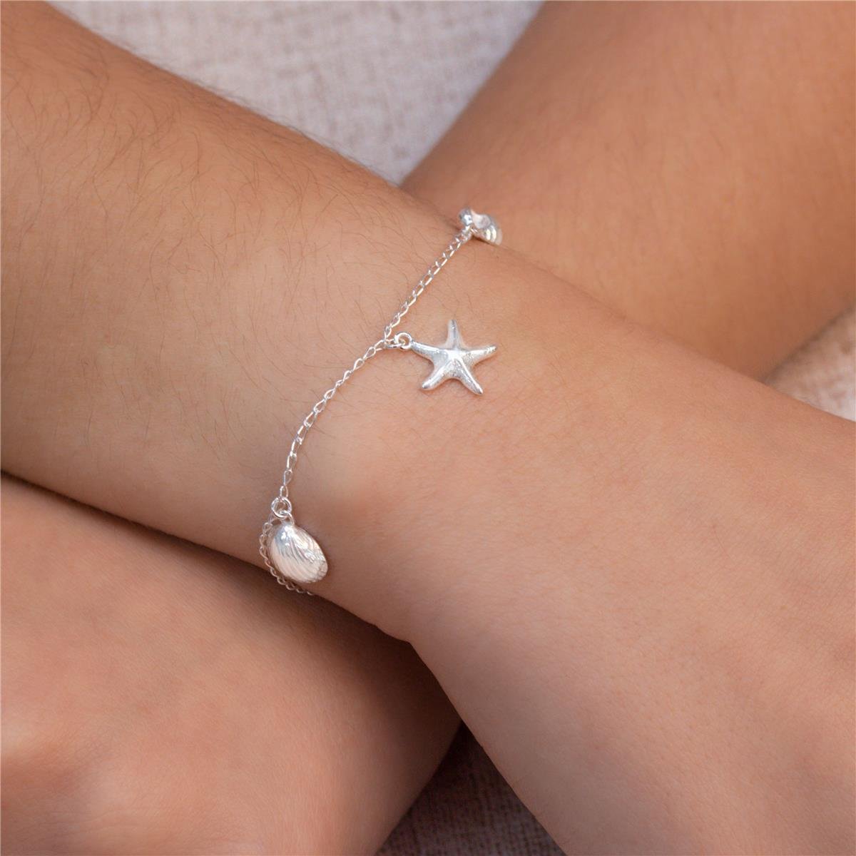 PULSERIA PRATA COM CONCHAS E ESTRELA DO MAR LISAS
