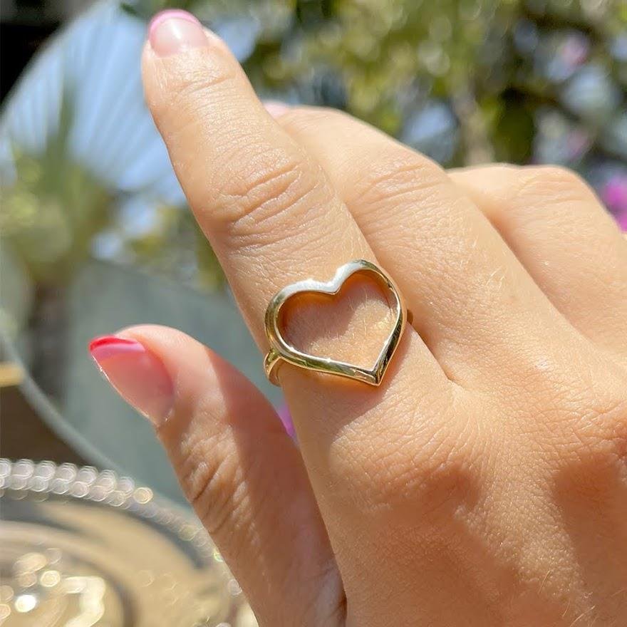 ANEL FOLHEADO A OURO CORAÇÃO VAZADO LISO 