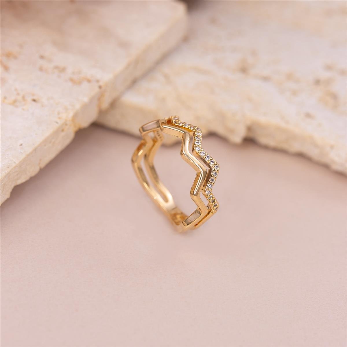 ANEL FOLHEADO A OURO ZIG ZAG COM ZIRCÔNIAS