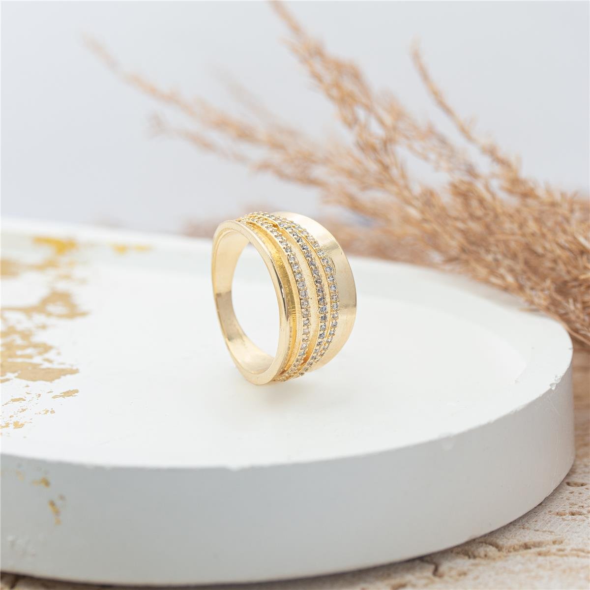 ANEL FOLHEADO A OURO OVAL COM FAIXAS DE ZIRCÔNIAS