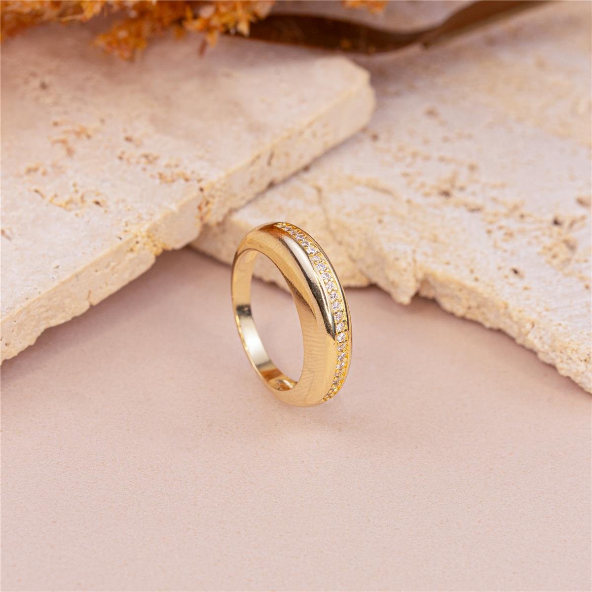ANEL FOLHEADO A OURO OVAL COM FAIXA DE ZIRCÔNIAS