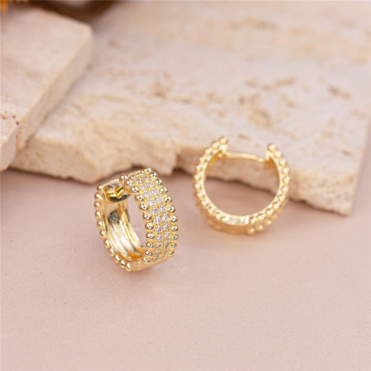 BRINCO FOLHEADO A OURO ARGOLA COM ZIRCÔNIAS E MINI BOLINHAS