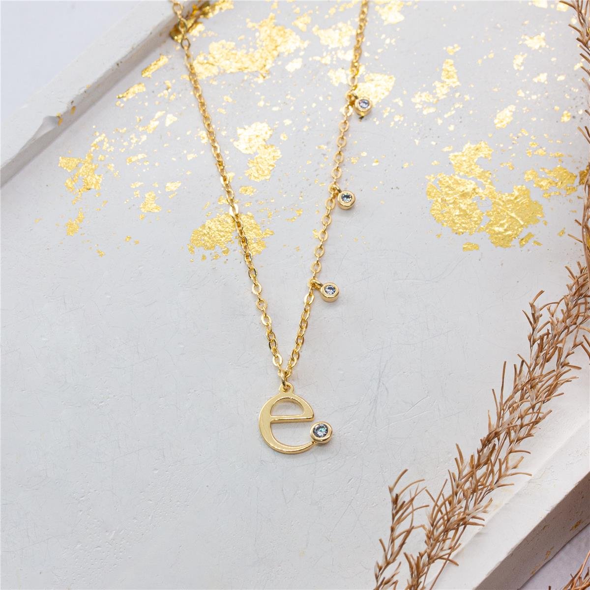 COLAR FOLHEADO A OURO COM MINI ZIRCÔNIAS E LETRA LISA COM ZIRCÔNIA 