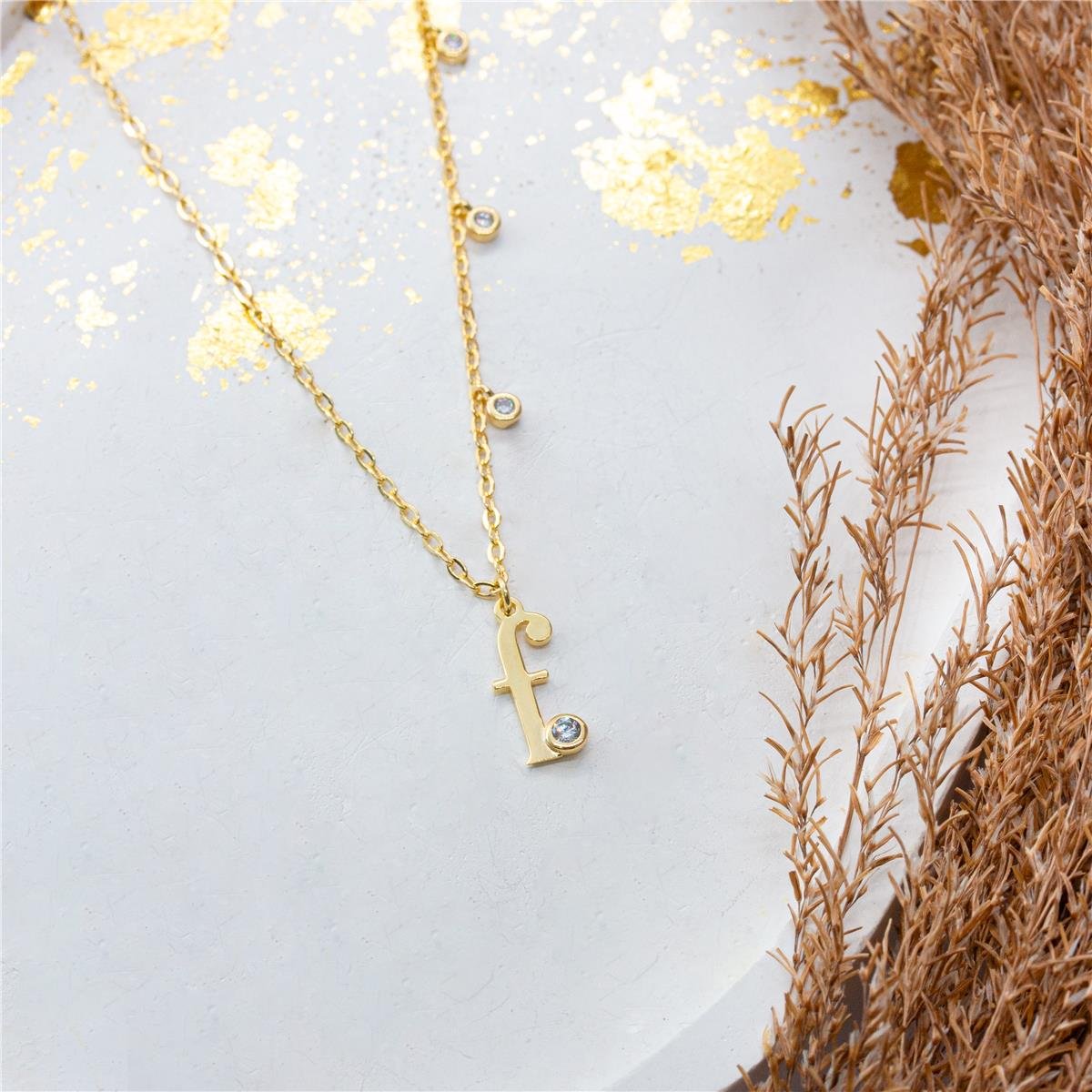 COLAR FOLHEADO A OURO COM MINI ZIRCÔNIAS E LETRA LISA COM ZIRCÔNIA 
