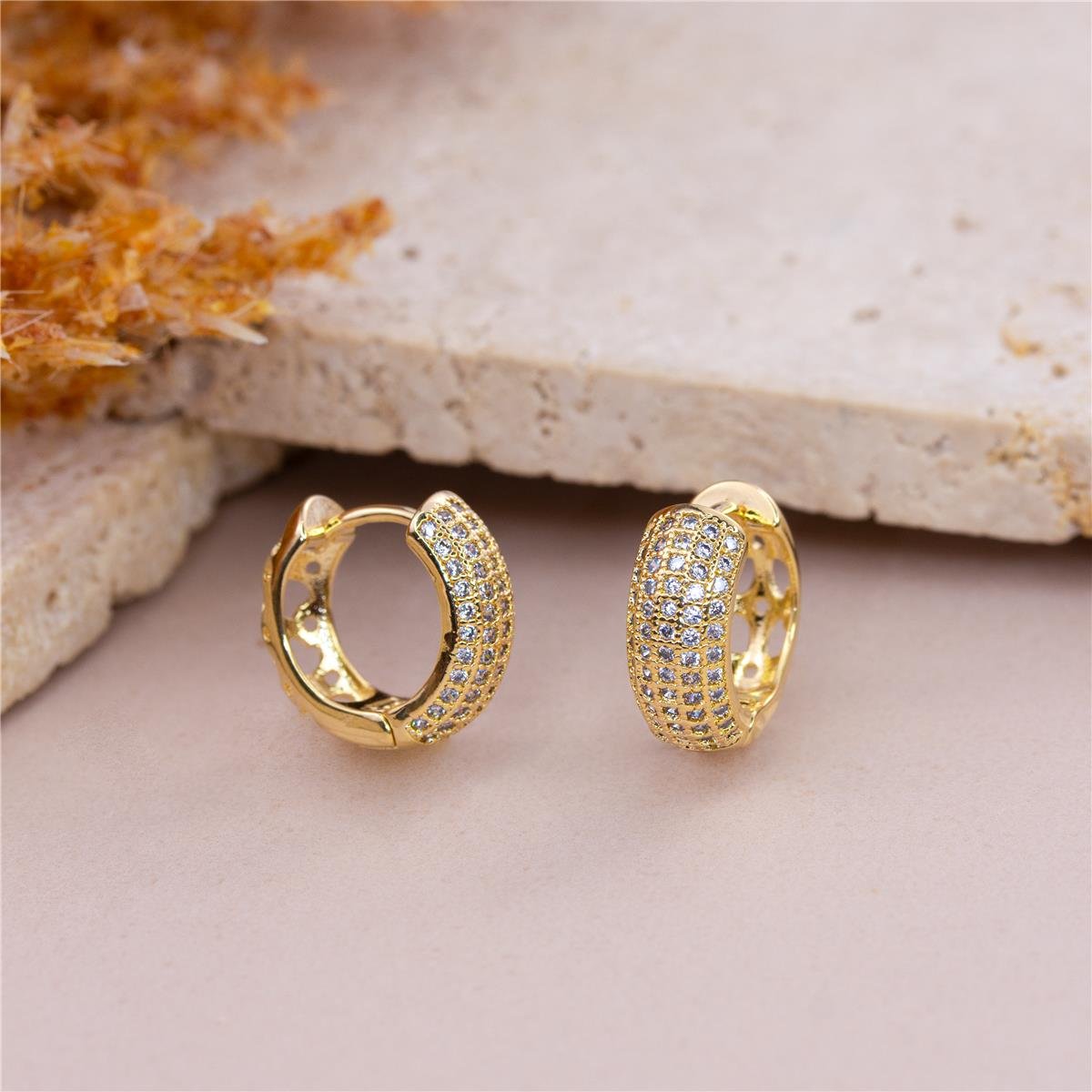BRINCO FOLHEADO A OURO ARGOLA GRANDE COM FAIXAS DE ZIRCÔNIAS