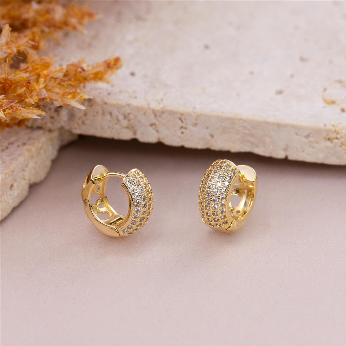 BRINCO FOLHEADO A OURO ARGOLA MÉDIA COM FAIXA DE ZIRCÔNIAS
