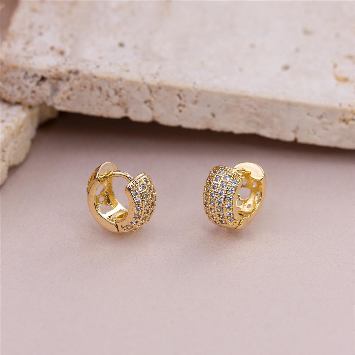 BRINCO FOLHEADO A OURO ARGOLA PEQUENA COM FAIXA DE ZIRCÔNIAS