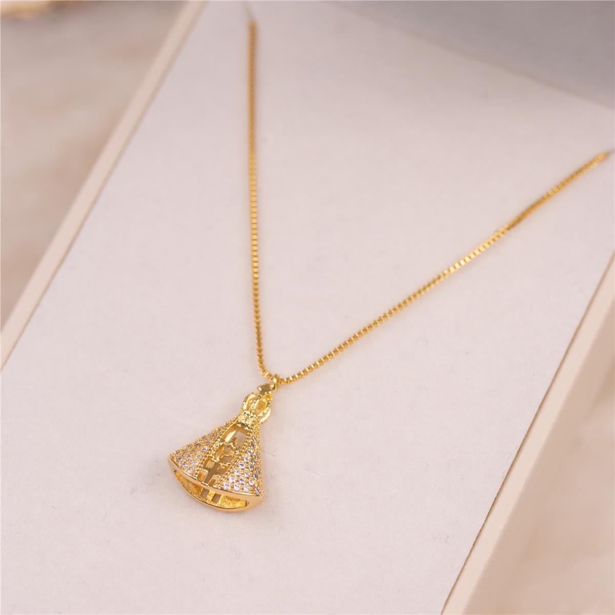COLAR FOLHEADO VENZIANO NOSSA SENHORA APARECIDA TRABALHADA CRAVEJADA ZIRCÔNIA CRISTAL