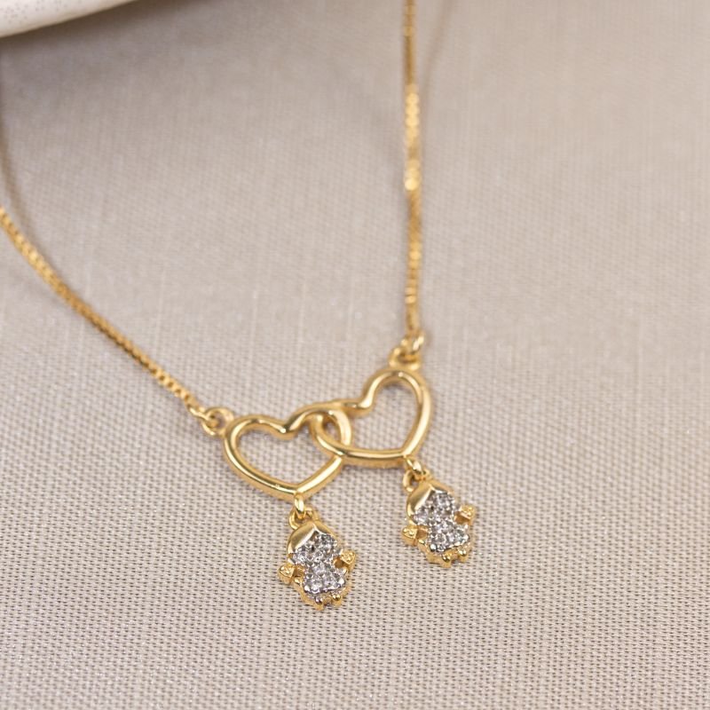 COLAR FOLHEADO A OURO COM 2 CORAÇÕES E 2 MENINAS