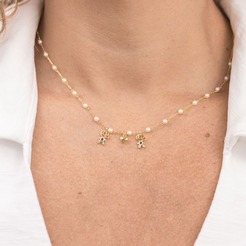 COLAR FOLHEADO A OURO COM 2 MENINOS E MINI CORAÇÃO LISO