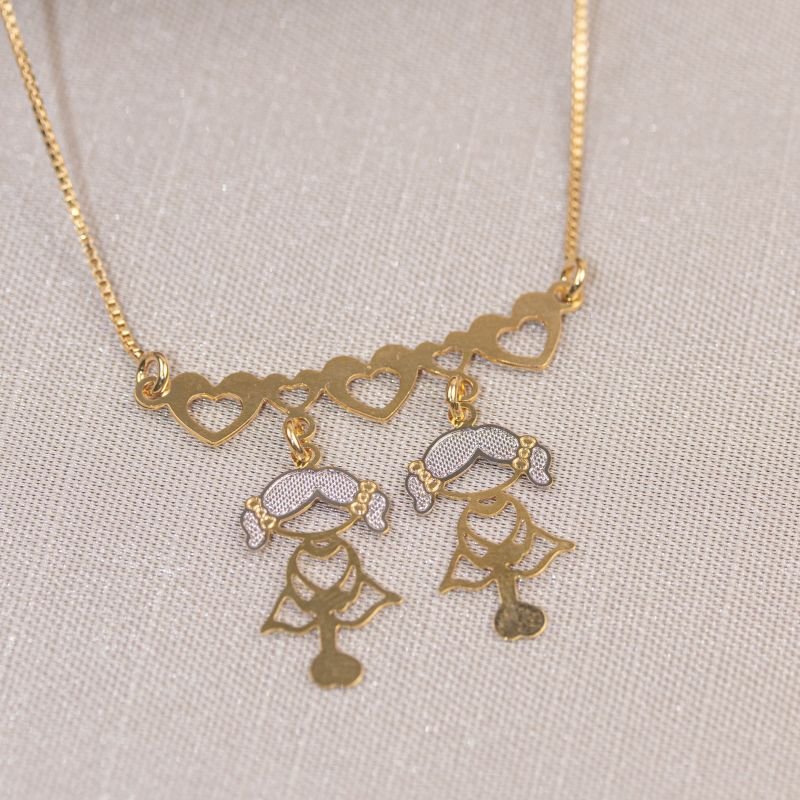 COLAR FOLHEADO A OURO COM CORAÇÕES E 2 MENINAS