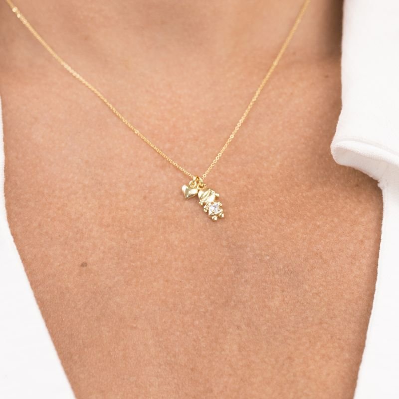 COLAR FOLHEADO A OURO COM MINI CORAÇÃO E MENINA COM ZIRCÔNIA EM CORAÇÃO