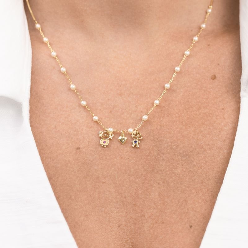 COLAR FOLHEADO A OURO COM PÉROLAS COM MENINA E MENINO E MINI CORAÇÃO