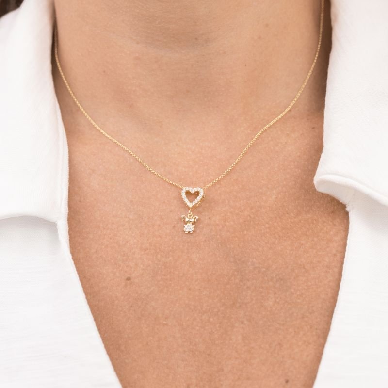 COLAR FOLHEADO A OURO CORAÇÃO COM MENINA DE ZIRCÔNIAS
