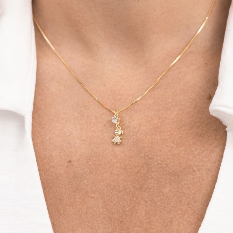 COLAR FOLHEADO A OURO CORAÇÃO DE ZIRCÔNIA COM MENINA 