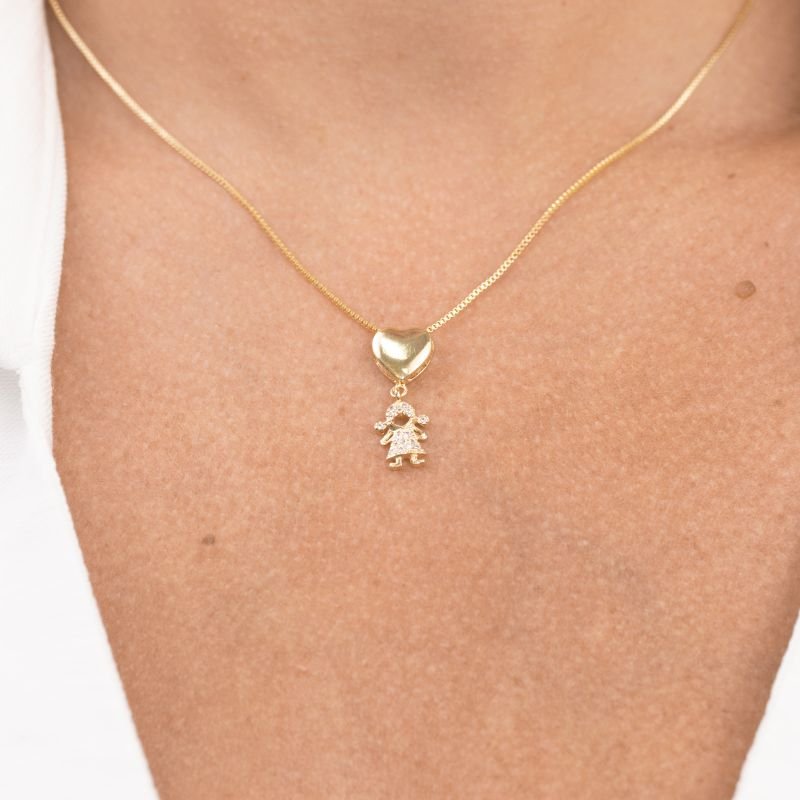 COLAR FOLHEADO A OURO CORAÇÃO LISO COM MENINA DE ZIRCÔNIAS