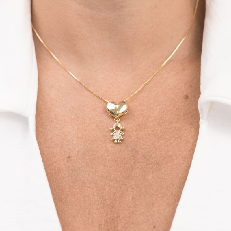 COLAR FOLHEADO A OURO CORAÇÃO LISO COM MENINA DE ZIRCÔNIAS E VAZADA