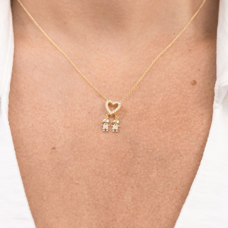COLAR FOLHEADO A OURO DE CORAÇÃO DE ZIRCÔNIAS COM DOIS MENINOS