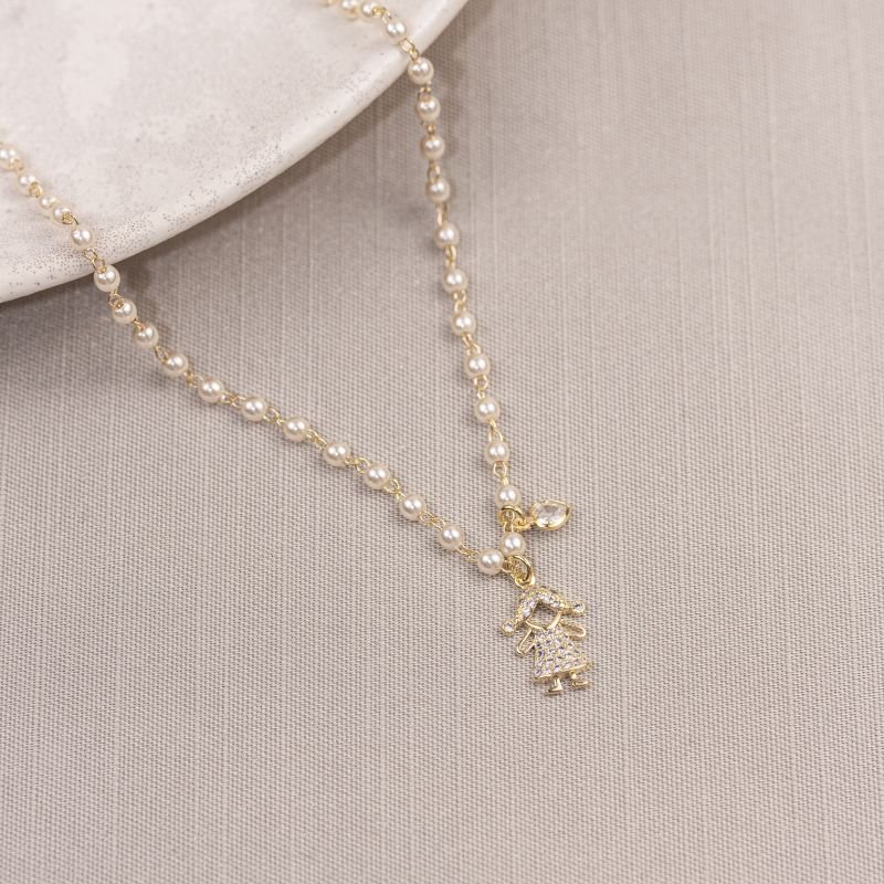 COLAR FOLHEADO A OURO DE MINI PÉROLAS COM CORAÇÃO E MENINA COM ZIRCÔNIAS