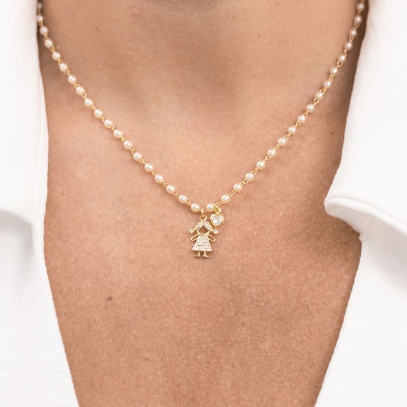 COLAR FOLHEADO A OURO DE MINI PÉROLAS COM CORAÇÃO E MENINA COM ZIRCÔNIAS