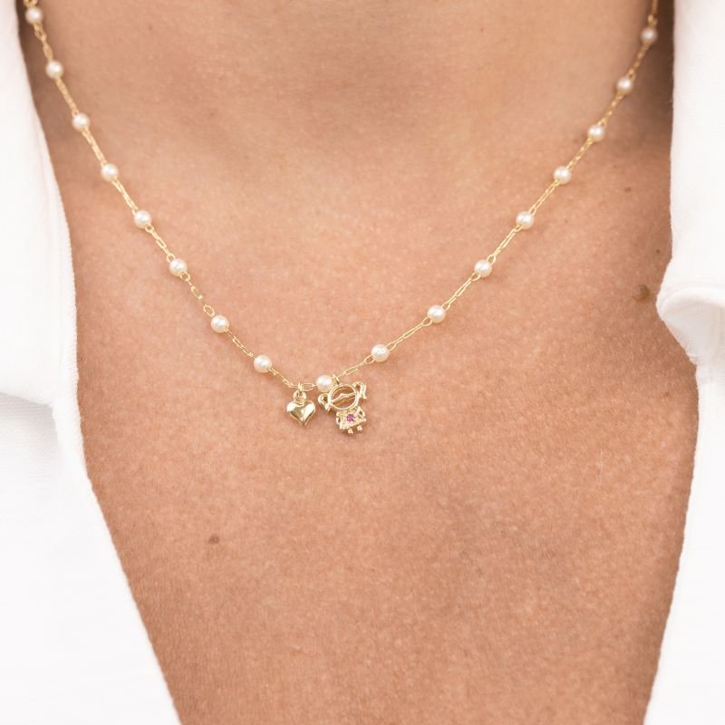 COLAR FOLHEADO A OURO DE MINI PÉROLAS COM MENINA TRABALHADA E MINI CORAÇÃO