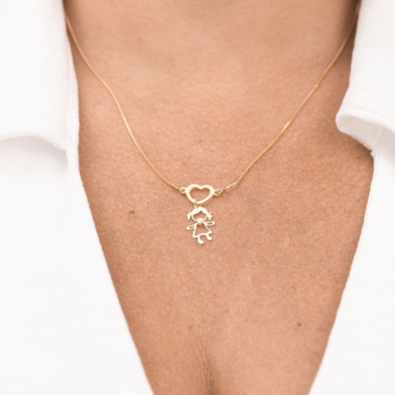 COLAR FOLHEADO A OURO MENINA VAZADA COM CORAÇÃO